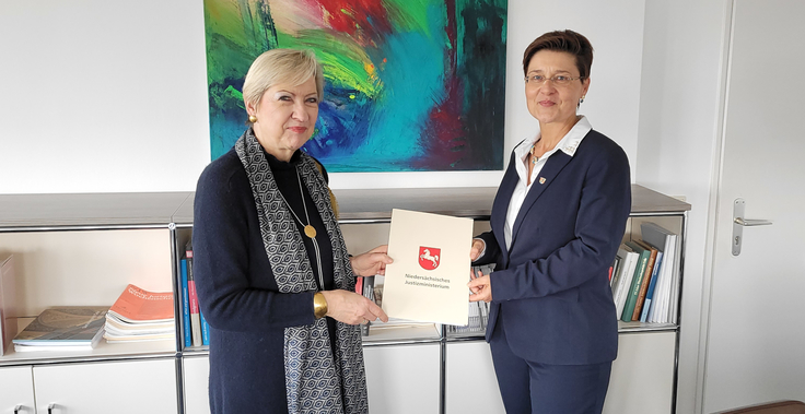 Fotografie: Die Präsidentin des Landgerichts Dr. Britta Knüllig-Dingeldey (links) überreicht Dr. Melanie Kieler ihre Ernennungsurkunde.