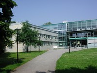 Fotografie zeigt Südansicht des Amtsgerichtsgebäudes nach Fertigstellung im Jahr 1997