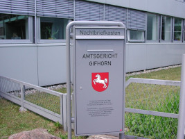 Fotografie des Nachtbriefkastens am Amtsgericht Gifhorn (Link; öffnet Artikel "Nachtbriefkasten")