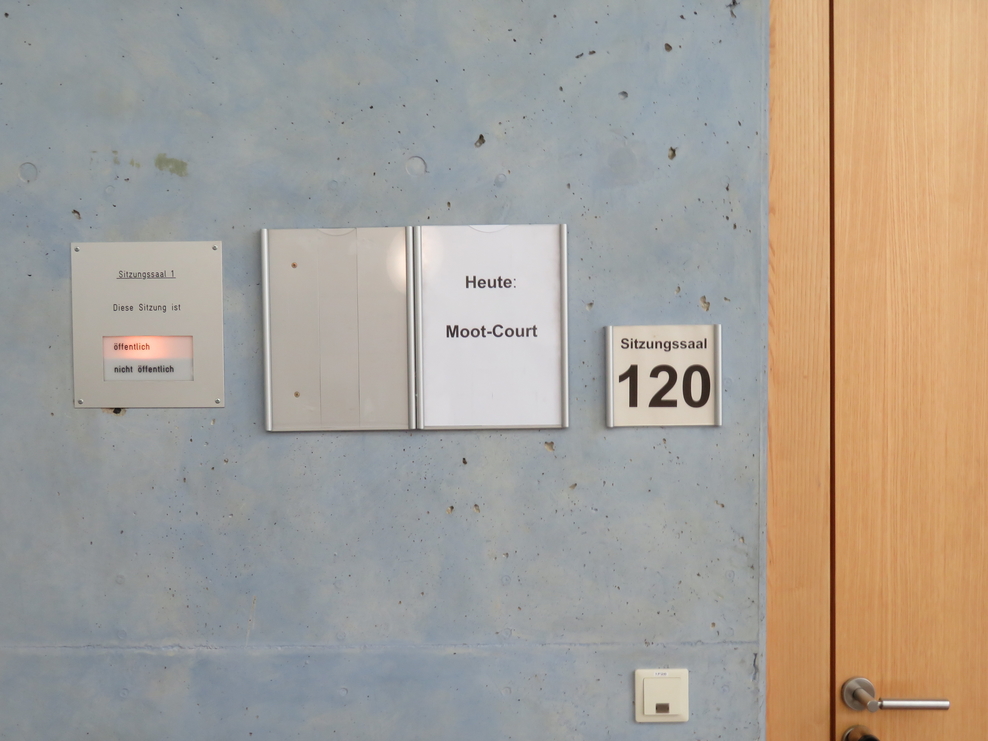 Fotografie zeigt den Aushang am Eingang zum Sitzungssaal 120 zum Projekt Moot-Court