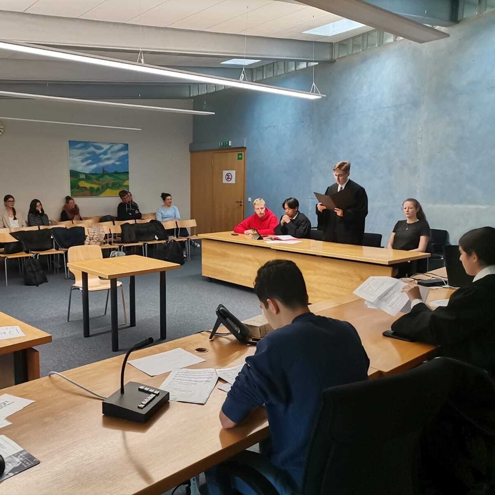 Fotografie zeigt Schülerinnen und Schüler einer Projektgruppe des Otto-Hahn-Gymnasiums in Gifhorn während einer simulierten Strafverhandlung
