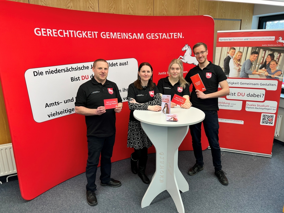 Bild zeigt Kolleginnen und Kollegen auf einer Messe
