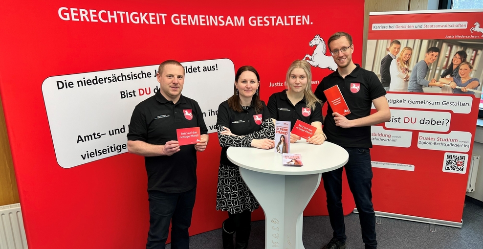Bild zeigt Kolleginnen und Kollegen auf einer Messe
